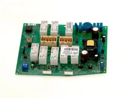 Bosch Leiterplatte mit mehreren Relais, Kondensatoren und Anschlussklemmen auf grünem Träger. Verwendet in elektronischen Geräten.